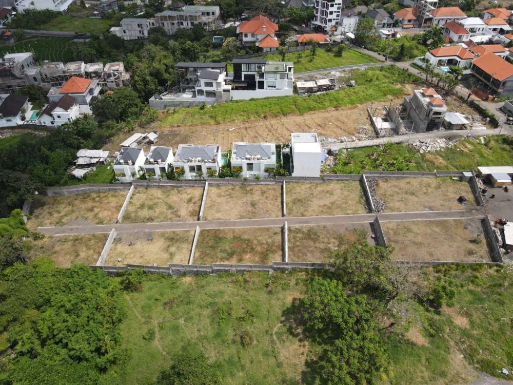 Kapal Phinisi Berlabuh di Teluk Bajo